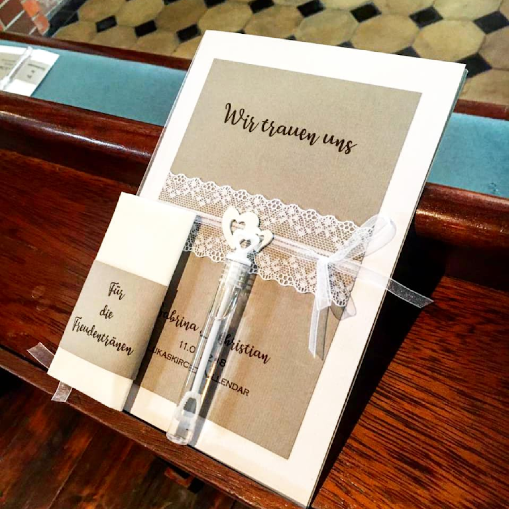 Preview: Kirchenheft Hochzeit vintage A5 Kraft Spitze Holzherzen personalisiert taupe Kraftbraun
